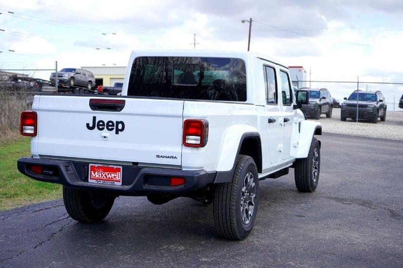 2026 Jeep Gladiator - Image 2