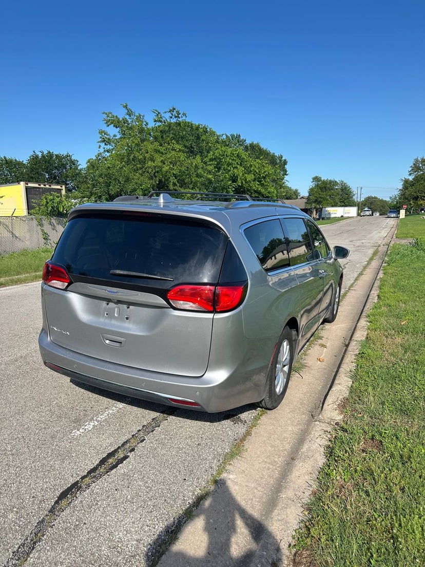 2018 Dodge Pacifica - Image 3