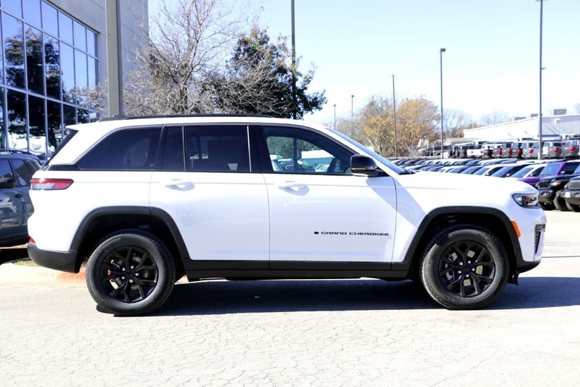 2026 Jeep Grand Cherokee Laredo Altitude - Image 2