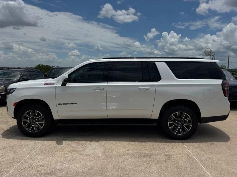 2023 Chevrolet Suburban - Image 3