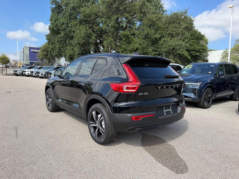 2026 Volvo XC40 - Image 2