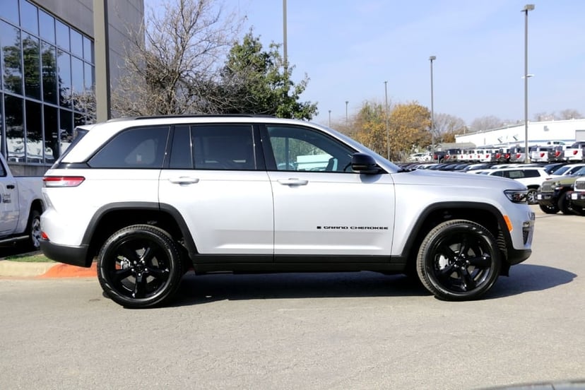2025 Jeep Grand Cherokee - Image 1