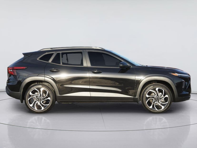2025 Chevrolet Trax - Image 2