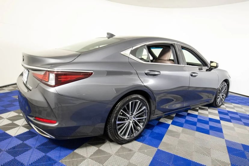 2023 Lexus ES - Image 3