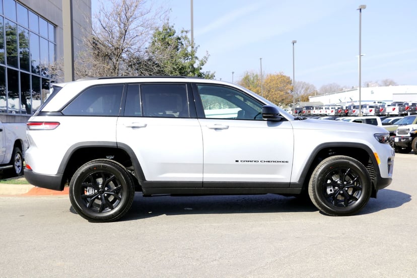 2025 Jeep Grand Cherokee - Image 1