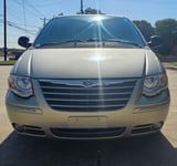 2005 Chrysler Town And Country - Preview 3