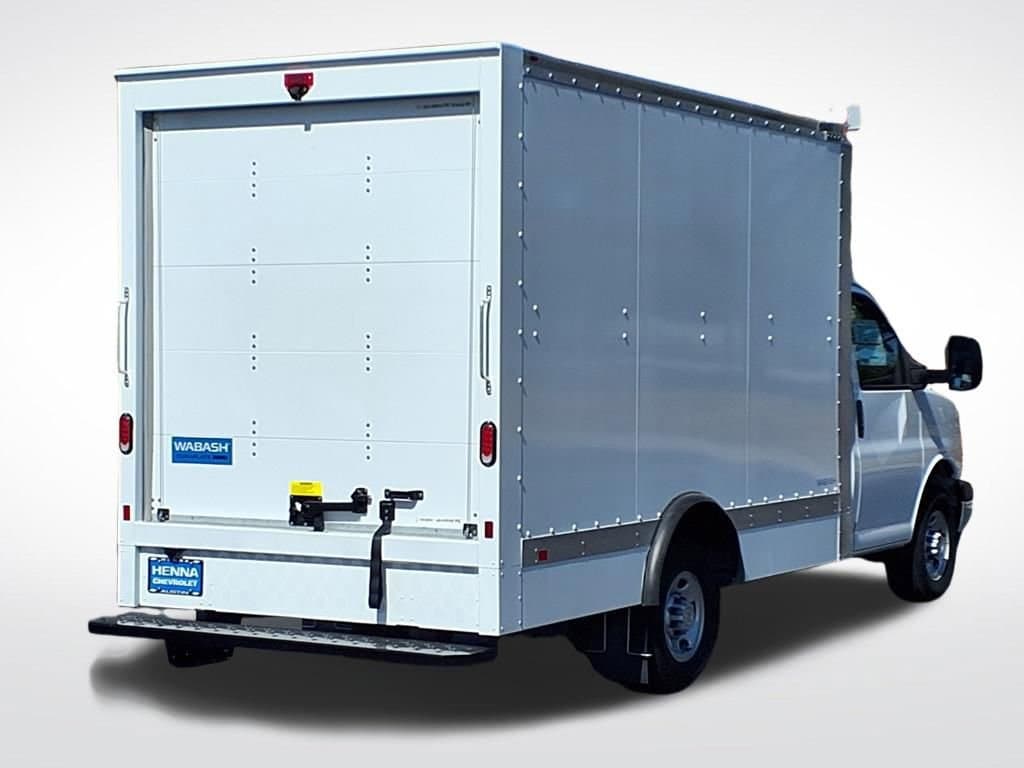 2025 Chevrolet Express Cutaway - Image 3