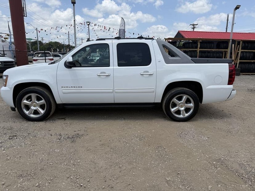 2010 Chevrolet Avalanche - Image 2
