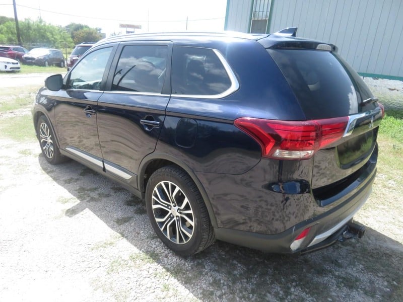 2018 Mitsubishi Outlander - Image 3