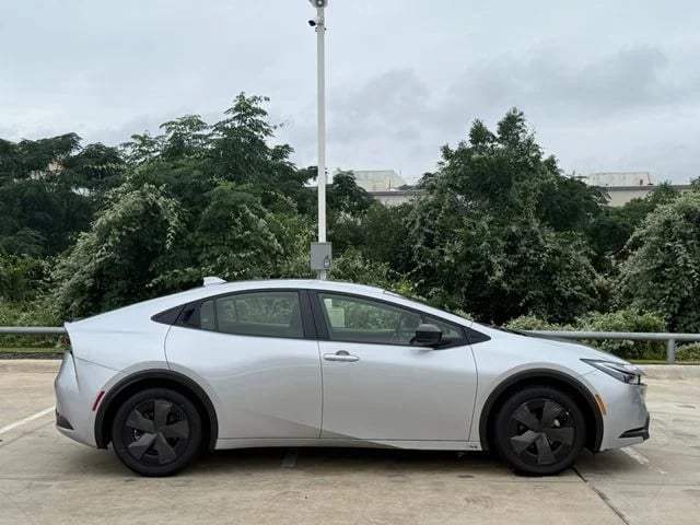 2024 Toyota Prius - Image 3