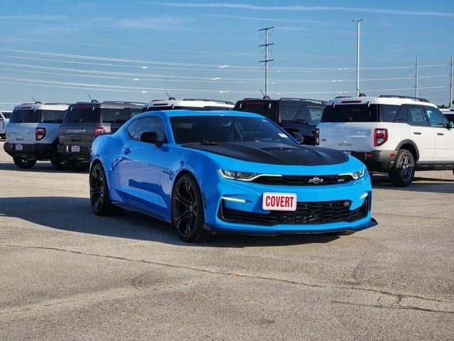 2022 Chevrolet Camaro - Image 2