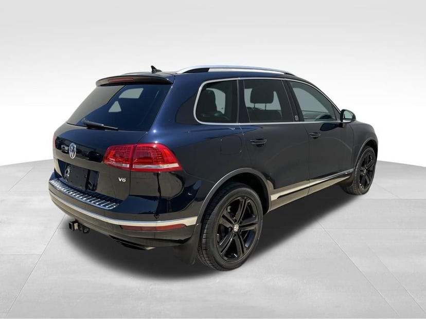 2017 Volkswagen Touareg - Image 2