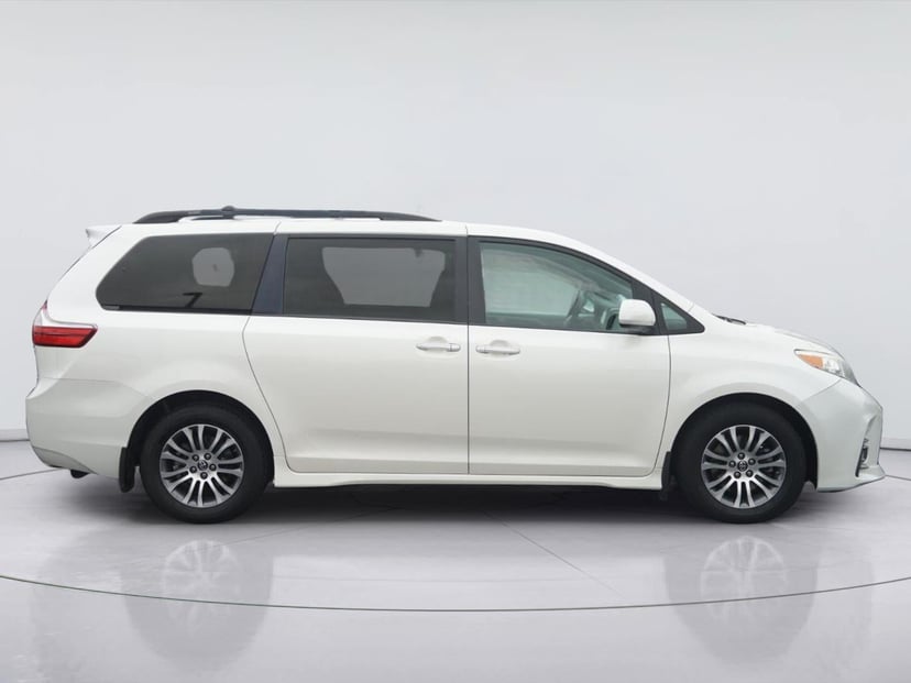 2020 Toyota Sienna - Image 2