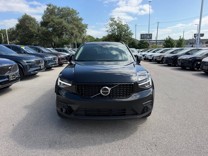 2026 Volvo XC40 - Image 3