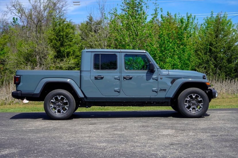 2026 Jeep Gladiator - Image 3