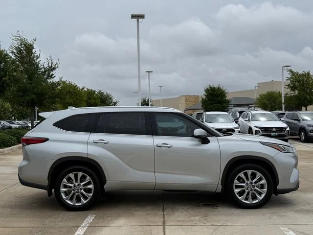 2023 Toyota Highlander - Image 2