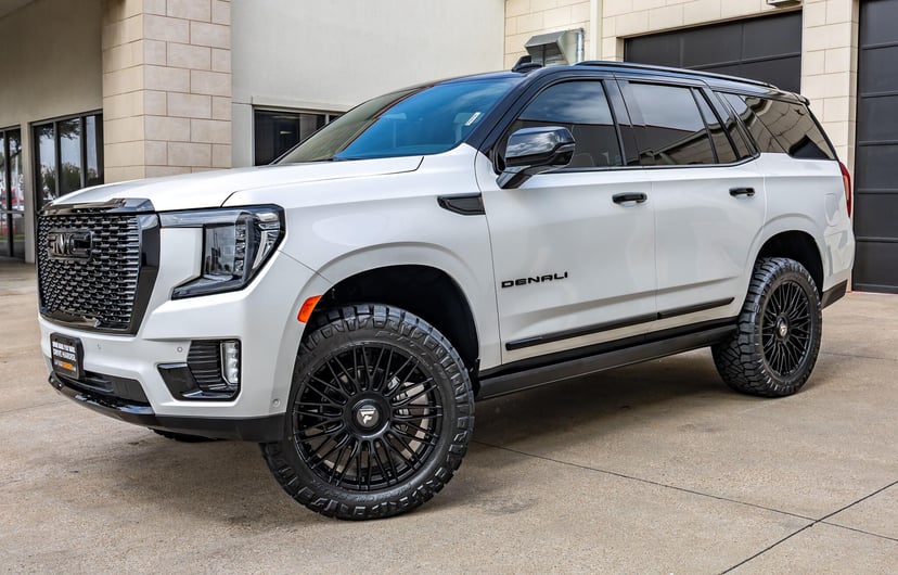 2023 GMC Yukon - Image 3