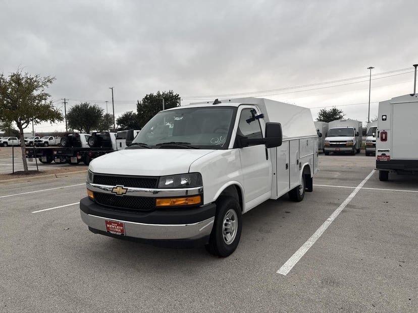 2025 Chevrolet Express Cutaway - Image 1