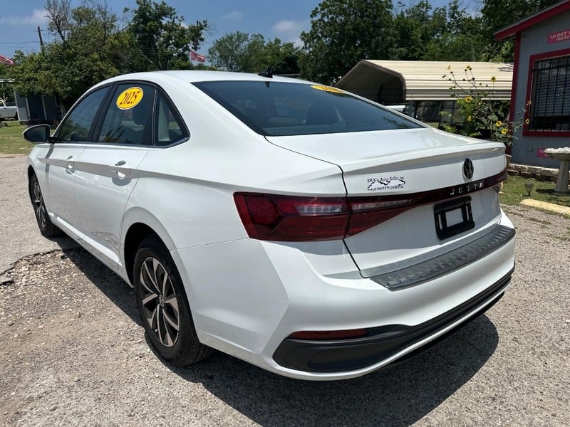 2025 Volkswagen Jetta - Image 2