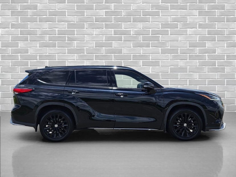 2023 Toyota Highlander - Image 2