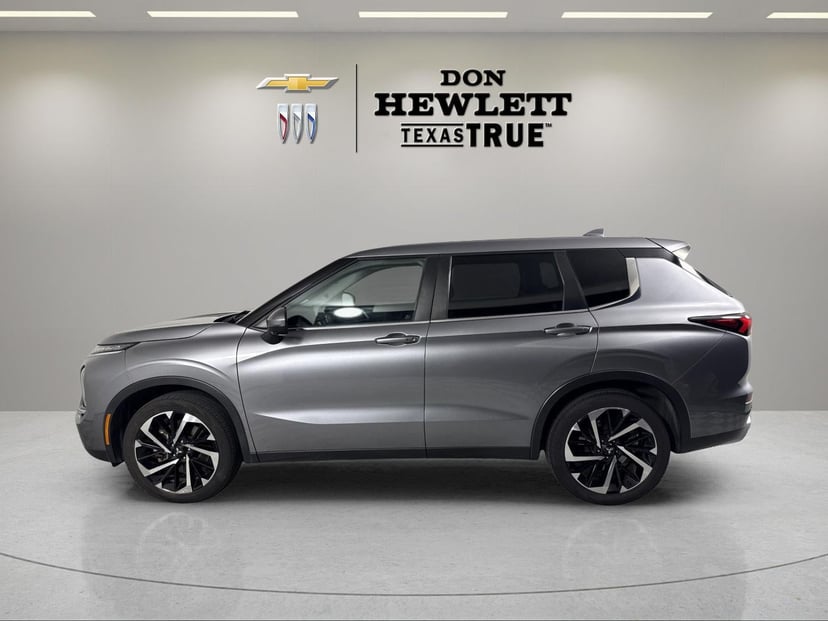 2023 Mitsubishi Outlander - Image 2