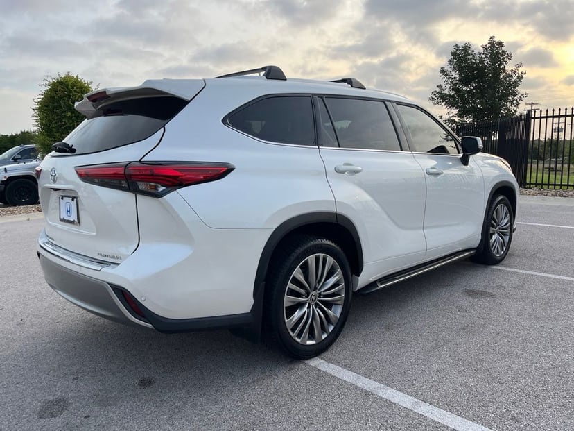 2021 Toyota Highlander - Image 2