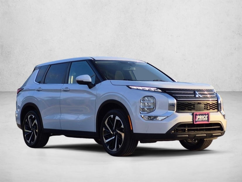 2022 Mitsubishi Outlander - Image 1