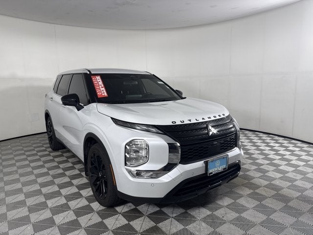 2023 Mitsubishi Outlander - Image 3
