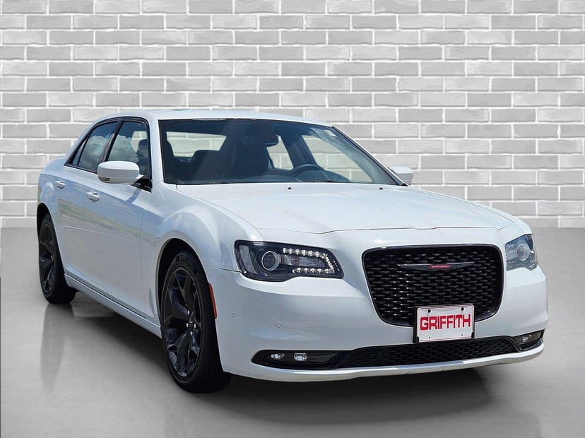 2023 Chrysler 300 - Image 3