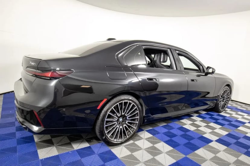 2025 BMW 7 Series - Image 3