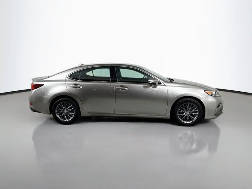 2018 Lexus ES - Image 2