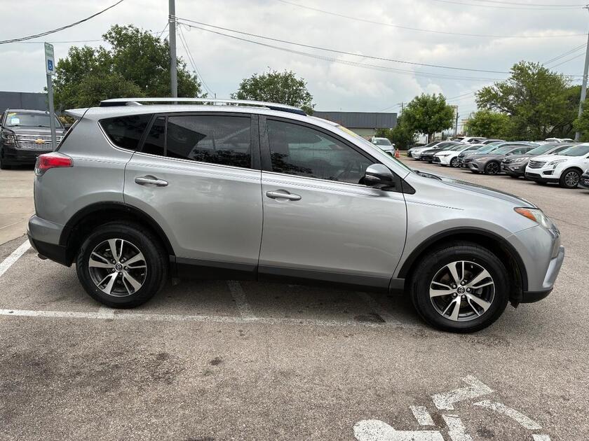 2018 Toyota RAV4 - Image 3
