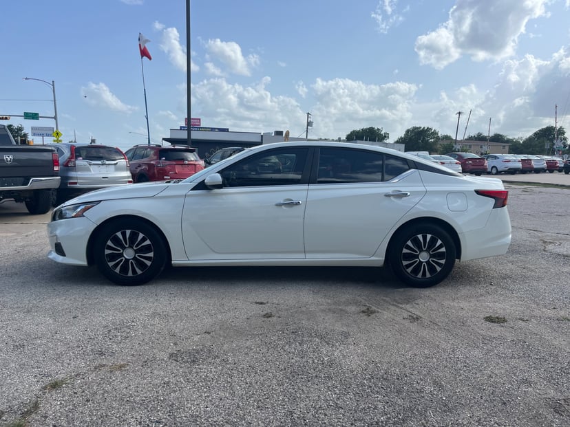 2020 Nissan Altima - Image 2