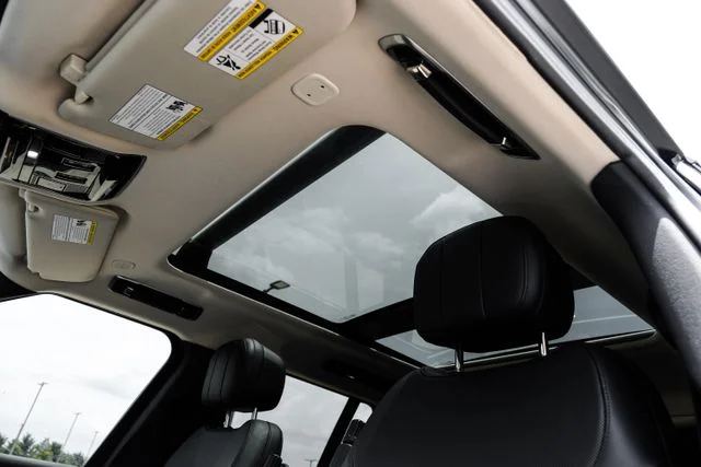 2023 Land Rover Range Rover - Image 3
