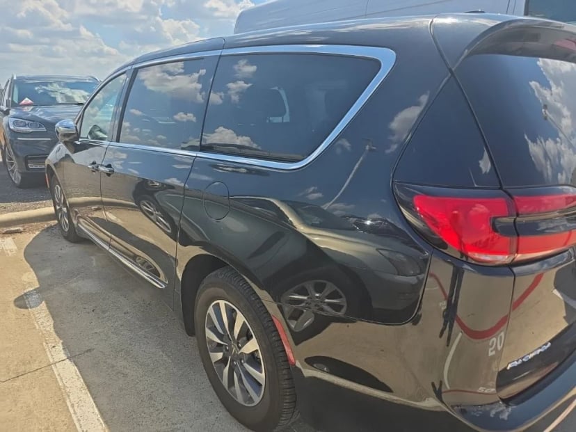 2023 Chrysler Pacifica - Image 2
