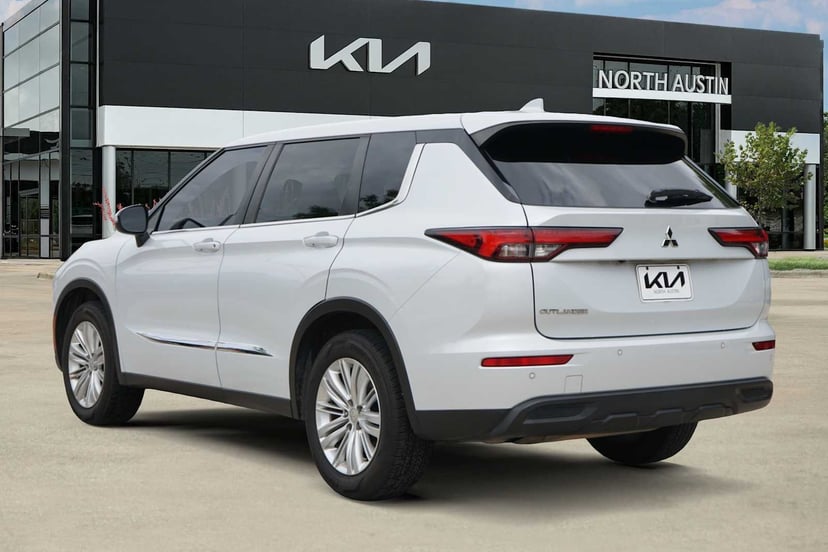 2022 Mitsubishi Outlander - Image 3