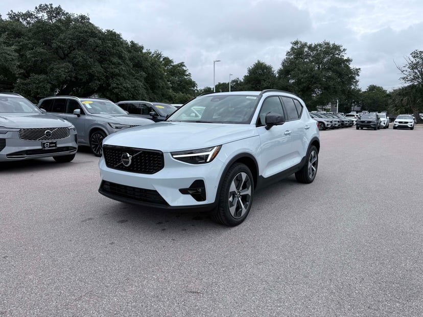 2026 Volvo XC40 - Image 1