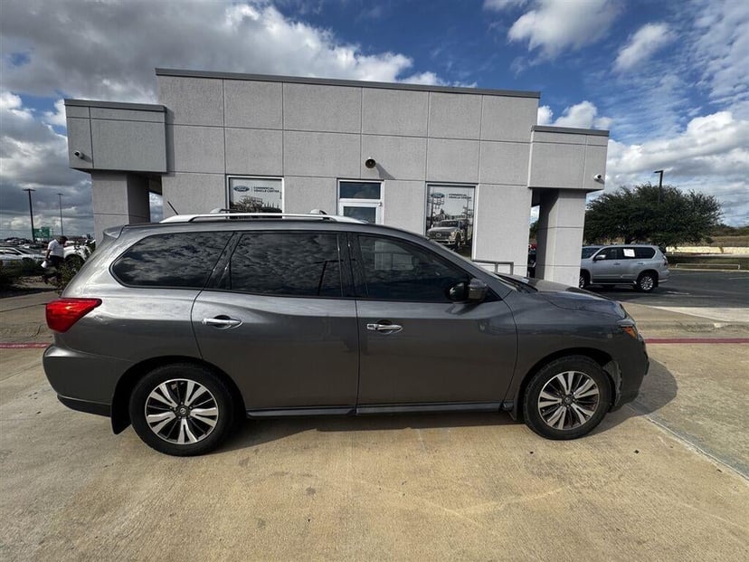 2017 Nissan Pathfinder - Image 1