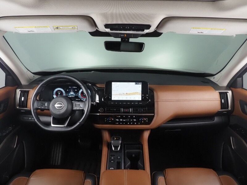 2024 Nissan Pathfinder Platinum - Image 3