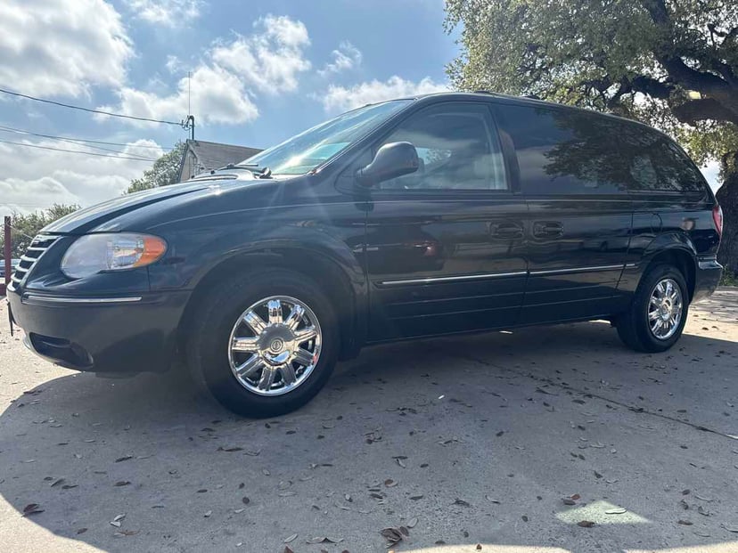 2007 Chrysler Town & Country - Image 1