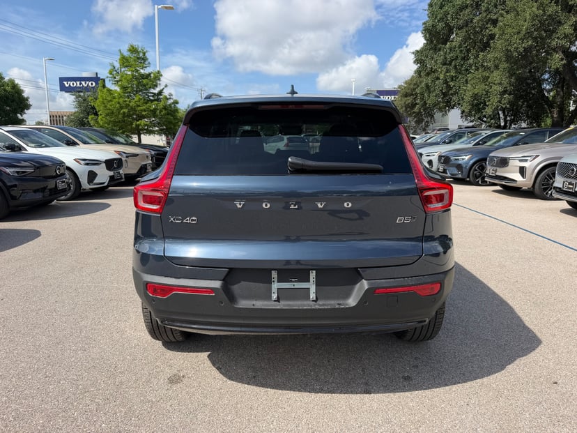 2026 Volvo XC40 - Image 3