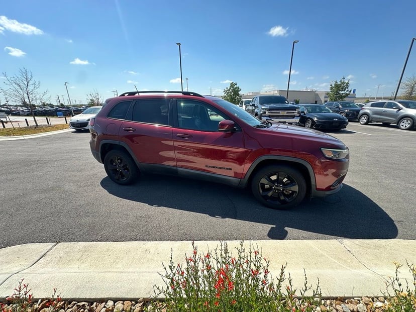 2020 Jeep Cherokee - Image 2