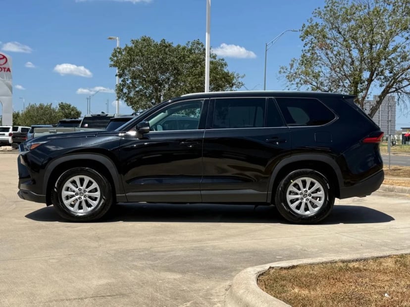 2025 Toyota Grand Highlander - Image 2