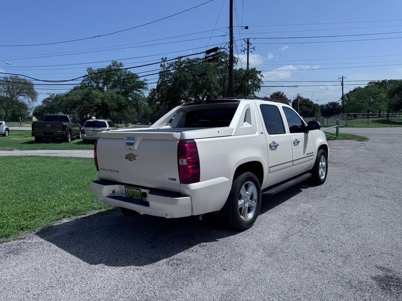 2011 Chevrolet avalanche - Image 2