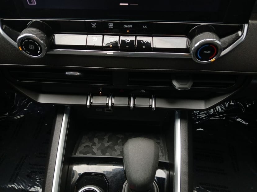 2024 Chevrolet Colorado - Image 3