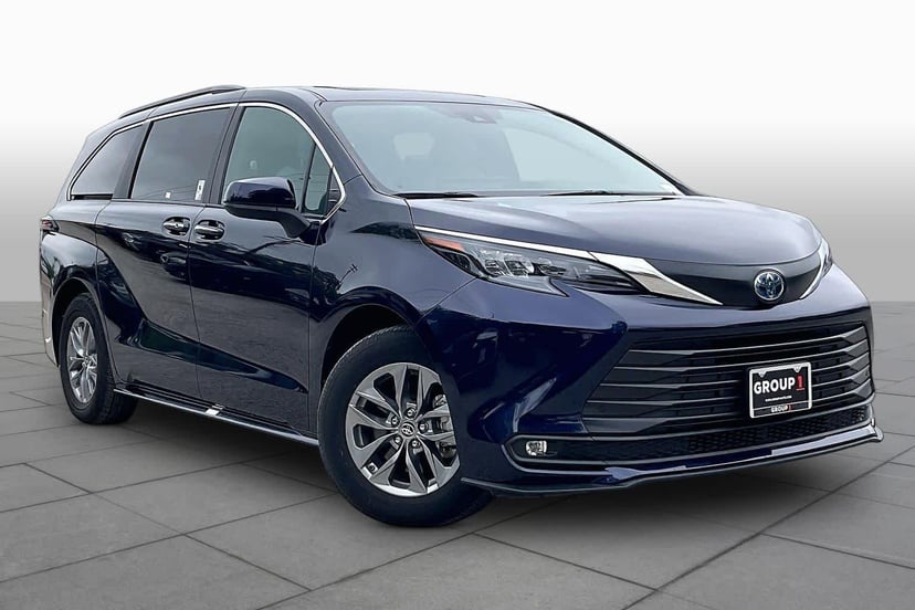 2025 Toyota Sienna - Image 1
