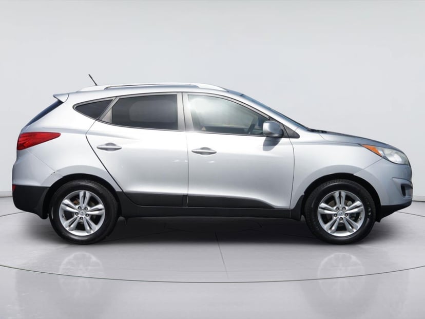 2011 Hyundai Tucson - Image 2