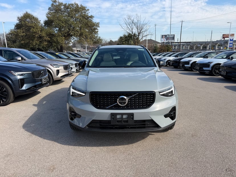 2026 Volvo XC40 - Image 3
