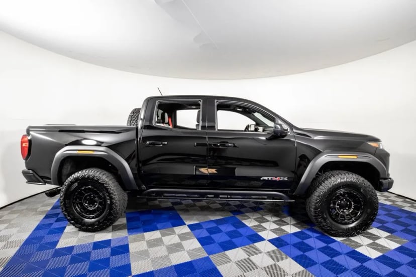 2024 GMC Canyon - Image 2