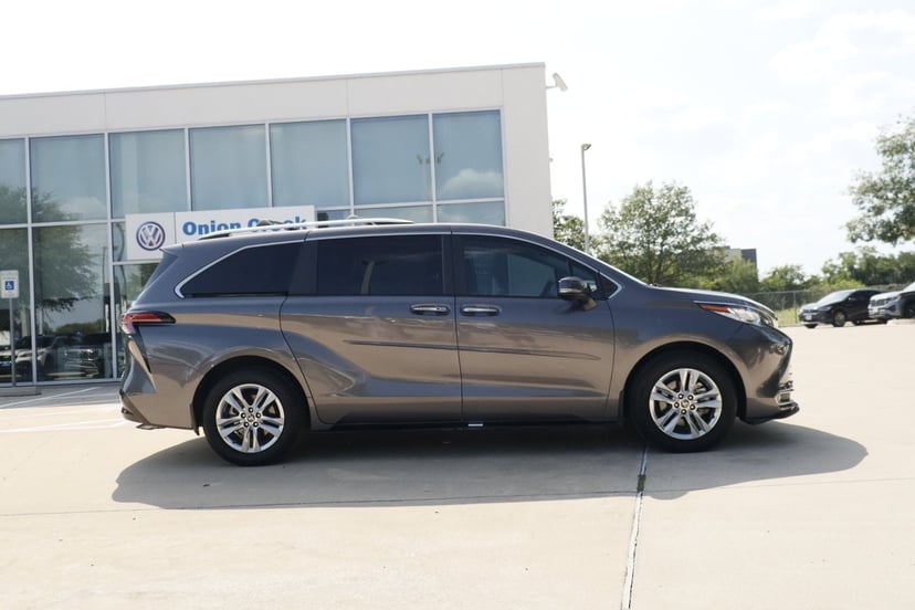 2024 Toyota Sienna - Image 2